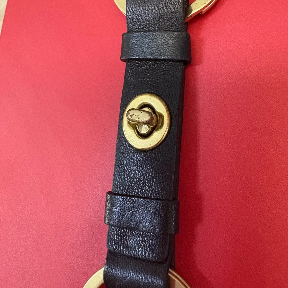 UNIQUE RARE COACH Elegant Black Leather Keychain with Gold Accents - Picture 2 of 5